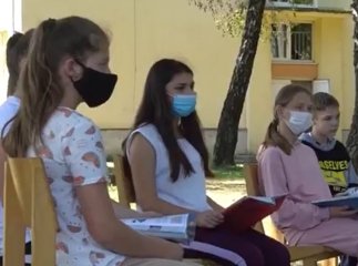 Як у Мукачеві уроки на шкільному подвір’ї проводять