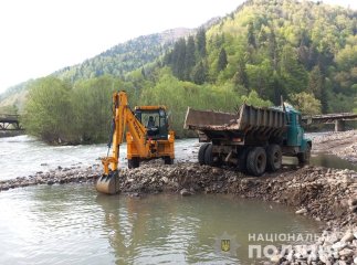 Поліція викрила двох ділків, які незаконно видобували піщано-гравійну суміш