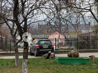 Замінований автомобіль Toyota Land Cruiser належить родині ректора УжНУ Федора Ващука (ФОТО)