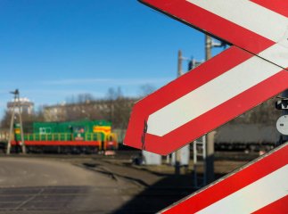 ДТП на залізничному переїзді: автомобіль застряг на колії та заблокував рух