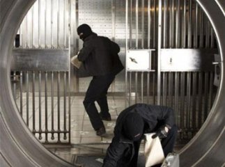 У Великому Березному невідомий у масці із пістолетом у руках пограбував банк