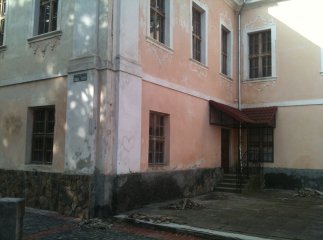 У Мукачеві розпочали ремонт фасаду художньої школи Міхая Мункачі