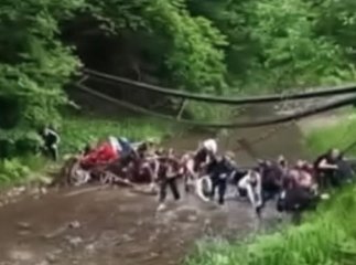 У Карпатах обвалився підвісний міст із дітьми, є госпіталізовані