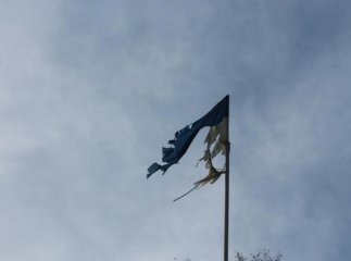 У Мукачеві над купою сміття майорить схожий на ганчірку прапор України (ФОТО)