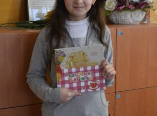 Відома українська письменниця Галина Малик подарувала мукачівській школярці одну зі своїх останніх збірок (ФОТО)
