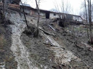 В одному з районних центрів Закарпаття через зсув ґрунту була заблокована дорога
