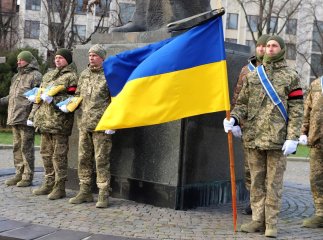 Ужгород навколішки провів в останню дорогу захисника Ужгород навколішки провів в останню дорогу захисника