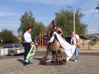 Через відкриття пам’ятника рому у Мукачеві розгорівся скандал: ромські лідери влаштували протест