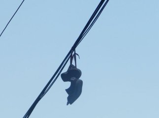 Дивний тренд у Хусті: по місту розкидані верхній одяг, взуття та... нижня білизна