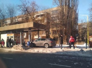Зіткнулися два авто: одне з них влетіло в автобусну зупинку