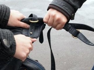У Мукачеві чоловік наздогнав зловмисника, щоб повернути жінці її сумку