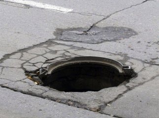 Працівники ДСО спіймали викрадача люку "на гарячому"