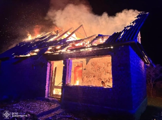 На Хустщині пізно ввечері горів будинок: вогонь знищив покрівлю та речі