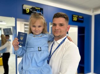 Українцям роз’яснили, з якого віку беруть відбитки пальців на закордонний паспорт