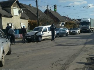 У Буштині зіткнулись легковик та вантажівка