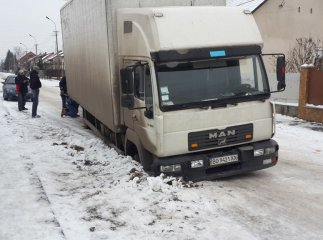 Безвідповідальність працівників Мукачівводоканалу призвела до провалення в землю вантажівки (ВІДЕО)