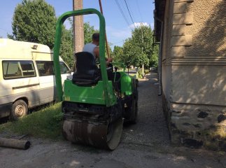 Як у Мукачеві ремонтують тротуари