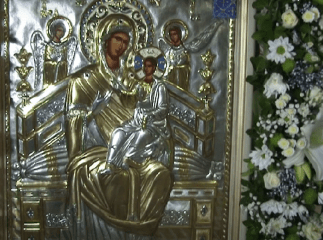 В одному із храмів Закарпаття вірники моляться перед чудотворною іконою