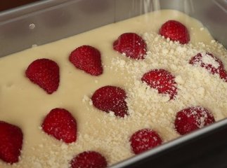 Пиріг, який не можна зіпсувати: простий рецепт із сиром і полуницею