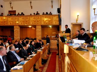 Депутати облради просять парламент та уряд врегулювати проблеми фінансового забезпечення життєдіяльності Закарпаття