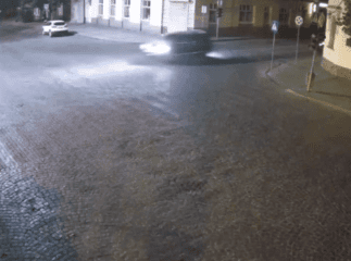В Ужгороді камера зняла, як авто влетіло у бетонне огородження, а водій утік