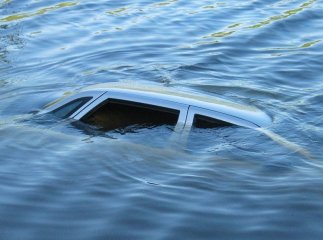 Водолази досі шукають тіло чоловіка, автомобіль якого через жахливу ДТП впав у річку