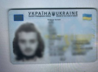 Правоохоронці показали відео, як чоловік за 100 тисяч намагався підкупити прикордонницю