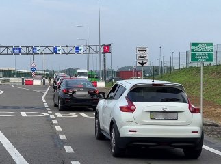 Хто з чоловіків може виїхати за кордон