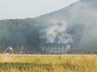 На Закарпатті горить готельний комплекс