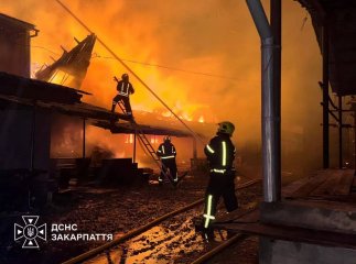 У Солотвині пожежа на місцевому ринку знищила частину двоповерхової будівлі
