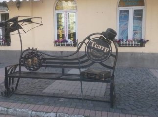 У центрі Мукачева встановлюють незвичну лавицю