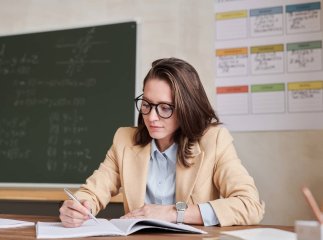Для українських вчителів затвердили нові схеми посадових окладів