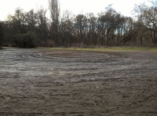 Водії перетворили пішохідну частину Боздоського парку на багнюку
