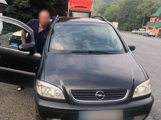 Патрульні зупинили таксі, в якому був нелегал