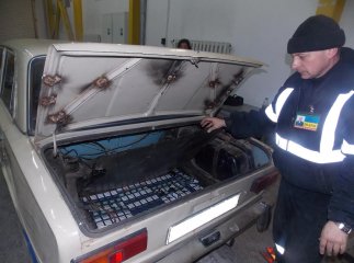 Чоловік на стареньких "Жигулях" намагався перевезти через кордон сигарети