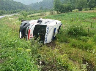 "Швидка", яка перекинулася, транспортувала хворого з інфарктом міокарду: нові подробиці ДТП