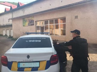 Розбив кілька вікон: поліція розповіла про випадок у закарпатському місті