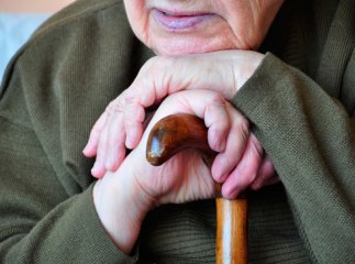 Двоє чоловіків вдерлись у будинок пенсіонерки, побили її та пограбували