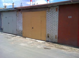 Злодій розібрав металевий дах, щоб залізти до гаражу