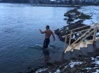 Мукачівці вже занурилися у води Латориці