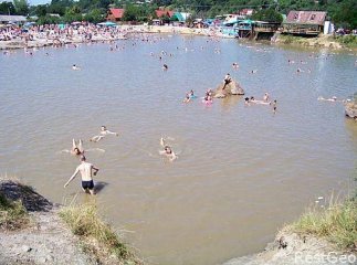 У Солотвині люди купаючись ризикують провалитись під землю (ВІДЕО)