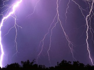 Закарпатські синоптики попереджають: сьогодні очікуються сильні зливи, грози та шквалистий вітер