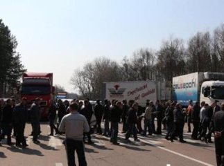 На Свалявщині підприємці перекрили трасу "Київ-Чоп"