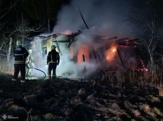 На Хустщині вогнеборці та місцеві рятували дві будівлі