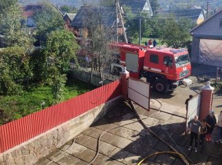 На Рахівщині горів двоповерховий будинок