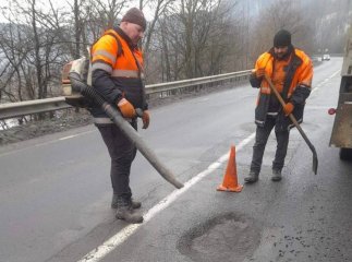 На трасі Київ-Чоп в межах Закарпаття проводять ямковий ремонт