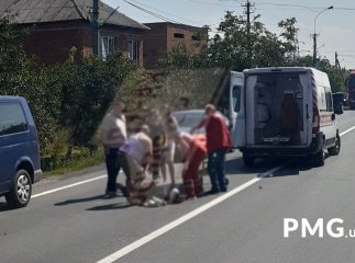 У Ракошині на трасі ДТП: медики на місці аварії надають допомогу потерпілому