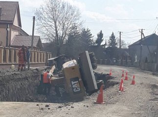 На Закарпатті перекинувся екскаватор