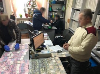 Службовець вимагав від жінки хабар