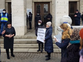 На акцію під Закарпатську ОДА прийшли експрацівники однієї зі шкіл